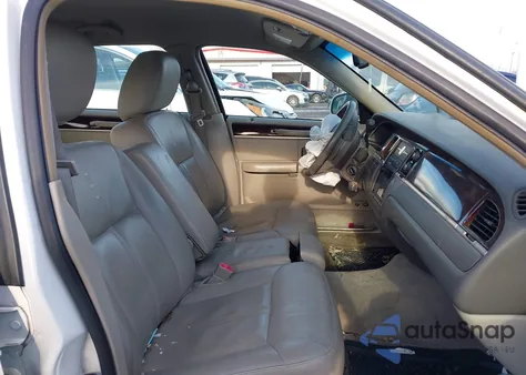 2011 Lincoln Town Car Signature Limited z USA, uszkodzony, nr VIN 2LNBL8CV0BX750665